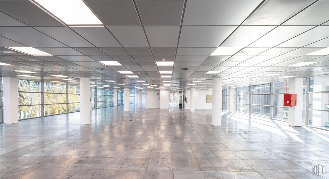 Office for rent at Calle Torrelaguna, 77, Ciudad Lineal, Madrid, 28043 with lighting, light fixture, floor, flooring, ceiling, glass, composite material, commercial building, metal and engineering around