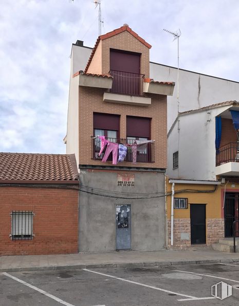 Retail for sale at Calle Hermano Eusebio, 2, Yeles, Toledo, 45220 with window, house, sky, cloud, building, neighbourhood, residential area, material property, facade and wood around