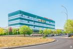 Office for rent at Edificio Barajas, Calle Alcañiz, 23, Barajas, Madrid, 28042 with building, street light, sky, plant, tree, architecture, urban design, neighbourhood, grass and residential area around