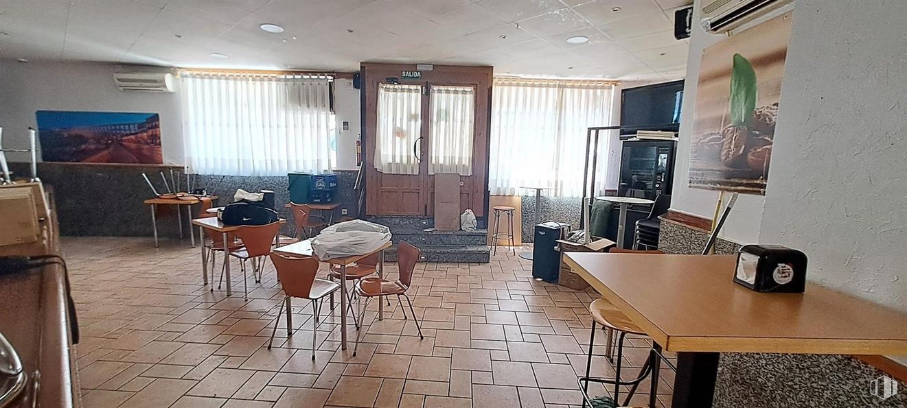 Retail for sale at Barrio San Lorenzo, Segovia, 40003 with table, chair, furniture, property, wood, interior design, floor, flooring, hardwood and real estate around