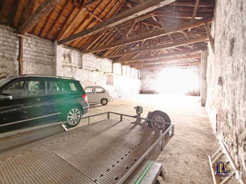 Nave en venta en Calle Iglesia, 39, Villacastín, Segovia, 40150 con coche, rueda, neumático, vehículo, neumático automotriz, iluminación automotriz, vehículo motorizado, edificio, madera y arquitectura alrededor