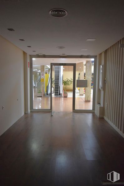 Local en alquiler en Zona Somosaguas, Pozuelo de Alarcón, Madrid, 28223 con accesorio, interiorismo, suelo, suelos, madera, hall, techo, vidrio, planta y madera dura alrededor