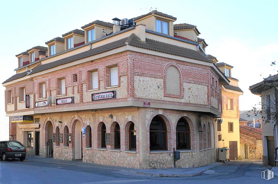 Retail for sale at Plaza Constitución, 4, Espirdo, Segovia, 40191 with car, building, sky, property, window, wheel, house, vehicle, tire and neighbourhood around