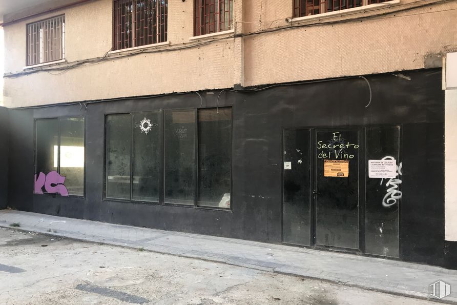 Local en alquiler en Calle Ramos Carrión, 4, Chamartín, Madrid, 28002 con ventana, puerta, edificio, planta, accesorio, fachada, tintes y matices, superficie de carretera, fuente y hormigón alrededor