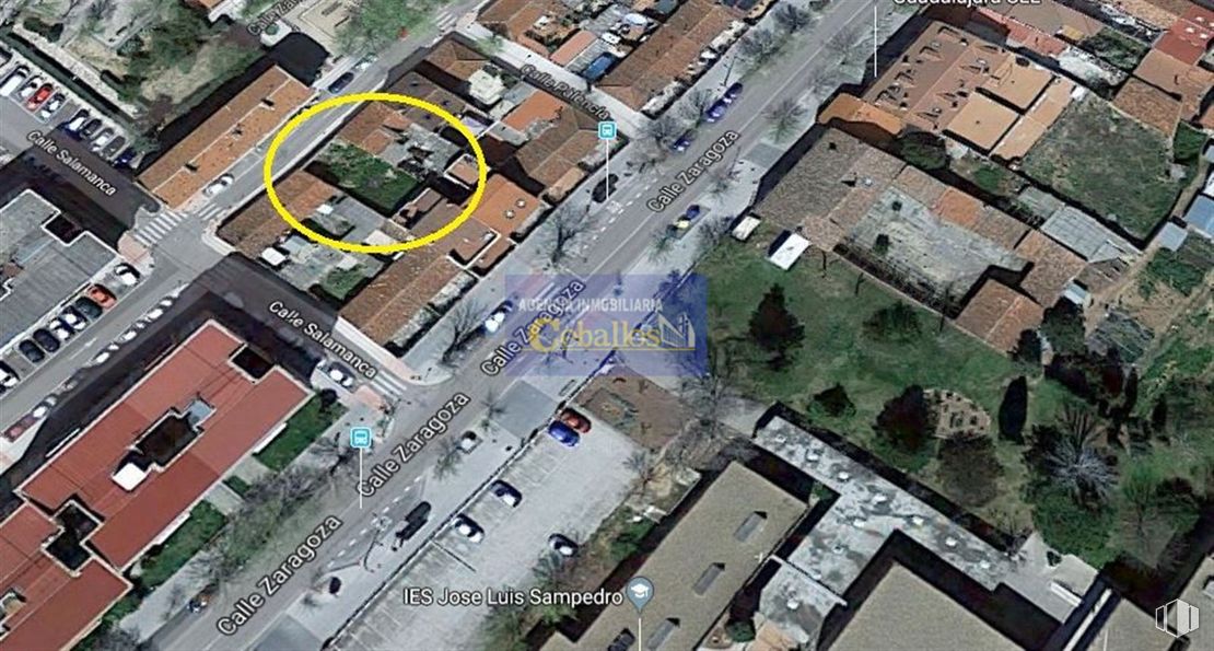 Land for sale at Calle Soria, Guadalajara, 19005 with building, window, property, infrastructure, car, land lot, road surface, urban design, neighbourhood and thoroughfare around