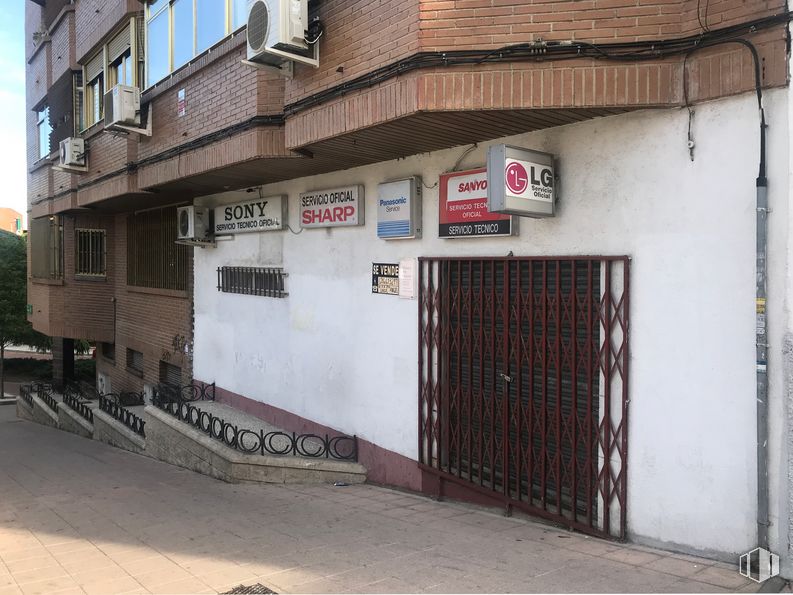 Local en alquiler y venta en Plaza Castilla, 3, Alcobendas, Madrid, 28100 con puerta, propiedad, ventana, edificio, arquitectura, planta, barrio, accesorio, madera y fachada alrededor