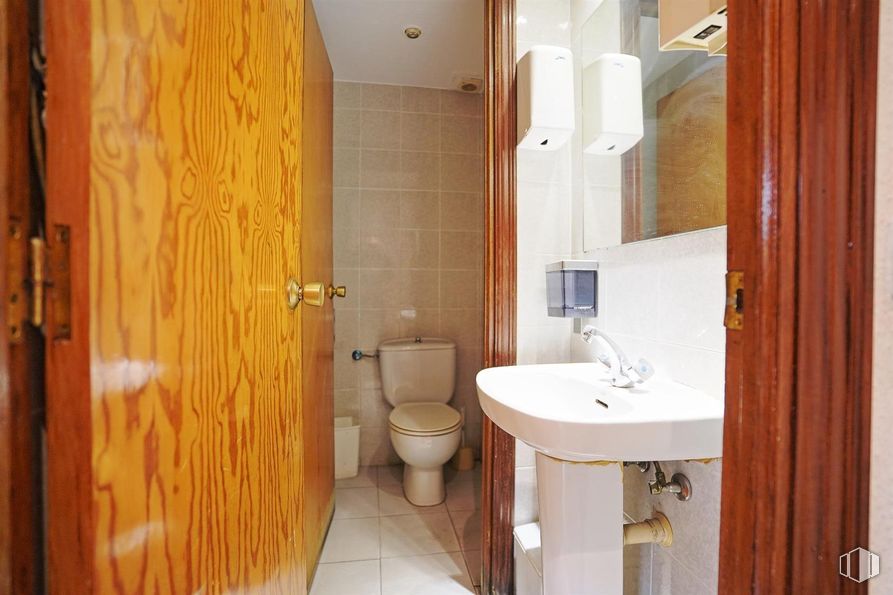 Retail for sale at Zona Quintana, Ciudad Lineal, Madrid, 28027 with toilet, sink, tap, brown, mirror, property, plumbing fixture, bathroom sink, bathroom and building around