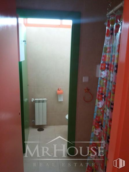 Retail for sale & for rent at Calle Estrella Antares, Parla, Madrid, 28980 with wall, floor, door, room, plumbing fixture, wood stain, plumbing, bathroom, door handle and home door around