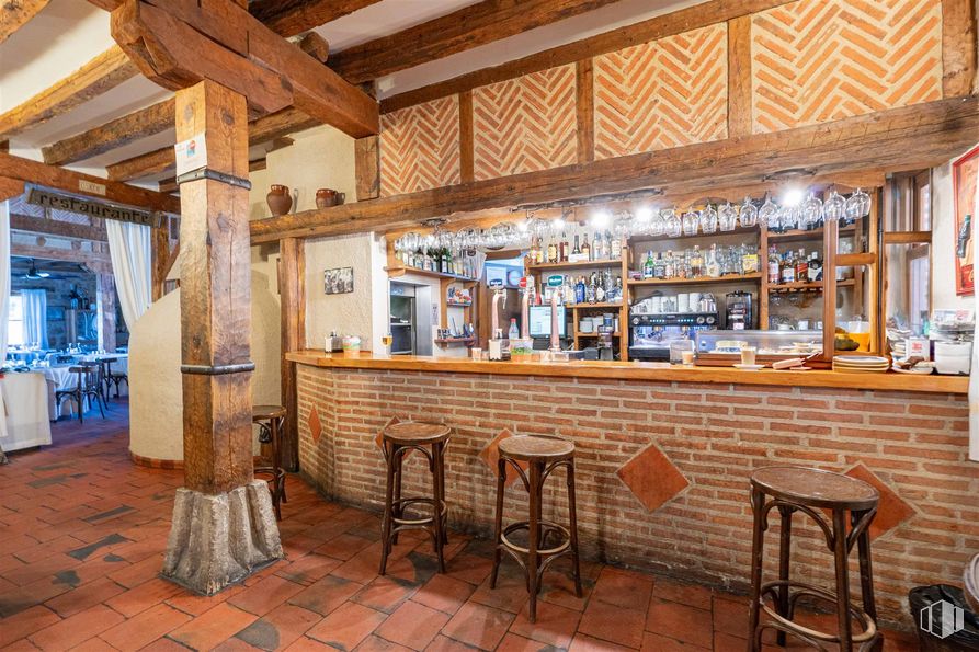 Retail for sale at Plaza España, 16, Turégano, Segovia, 40370 with stool, furniture, wood, interior design, drinking establishment, barware, building, beam, hardwood and shelf around