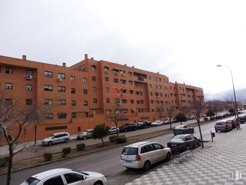 Retail for sale at Zona Sur, Cuenca, 16004 with car, building, tire, wheel, vehicle, land vehicle, sky, window, motor vehicle and street light around