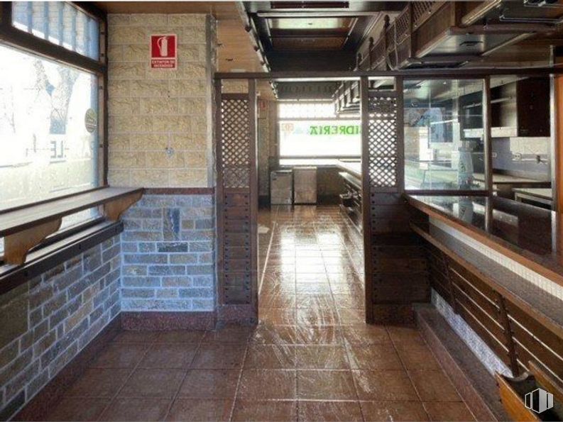 Retail for sale at Calle Corregidor Alonso de Tobar, Moratalaz, Madrid, 28030 with window, property, wood, interior design, flooring, floor, wall, door, hardwood and tile flooring around