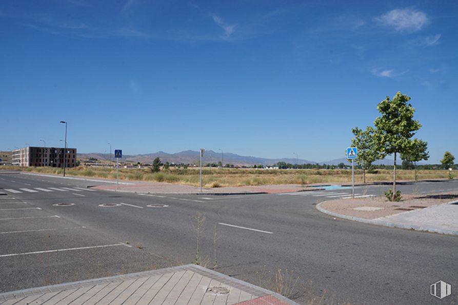 Land for sale at Calle Hoyo de Pinares, 17, Ávila, 05002 with sky, cloud, plant, road surface, tree, street light, asphalt, land lot, thoroughfare and tar around