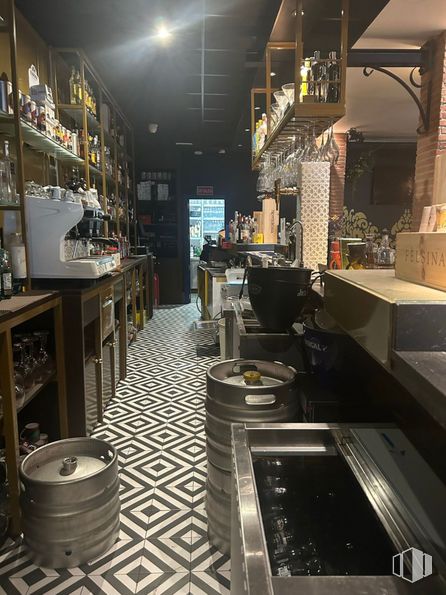 Retail for rent at Calle Eras, Aranjuez, Madrid, 28300 with interior design, building, shelf, flooring, stool, retail, barrel, room, shelving and barware around