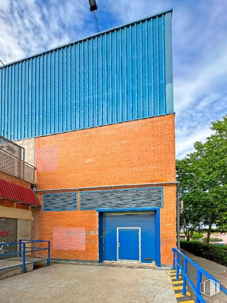 Retail for rent at Calle Alamín, Guadalajara, 19005 with building, cloud, sky, blue, plant, wood, tree, shade, brick and brickwork around