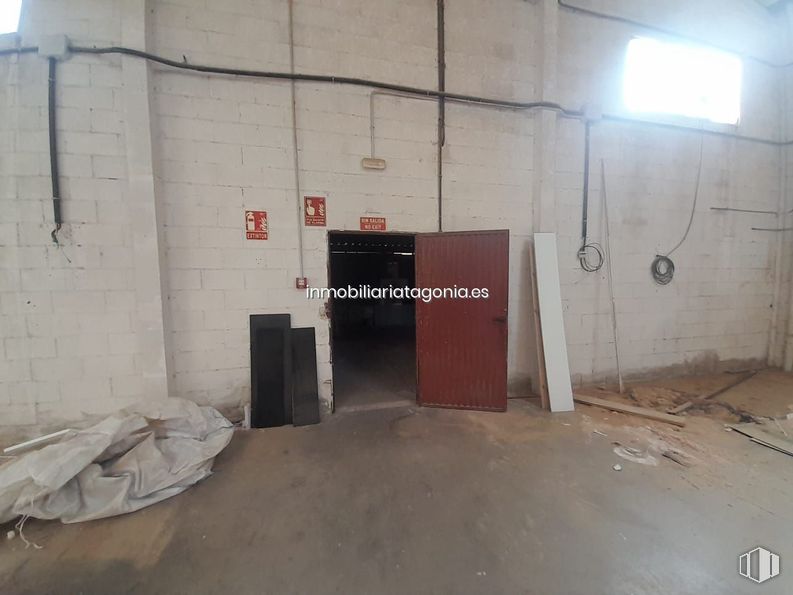 Industrial for rent at Zona Polígono Industrial, Arganda del Rey, Madrid, 28500 with window, wood, flooring, floor, gas, composite material, concrete, ceiling, hall and building material around