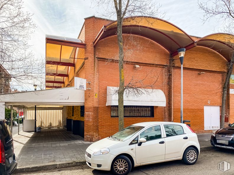 Local en venta en Avenida Viñuelas, 45, Tres Cantos, Madrid, 28760 con coche, rueda, neumático, luz de estacionamiento automotriz, vehículo terrestre, vehículo, propiedad, cielo, edificio y ventana alrededor