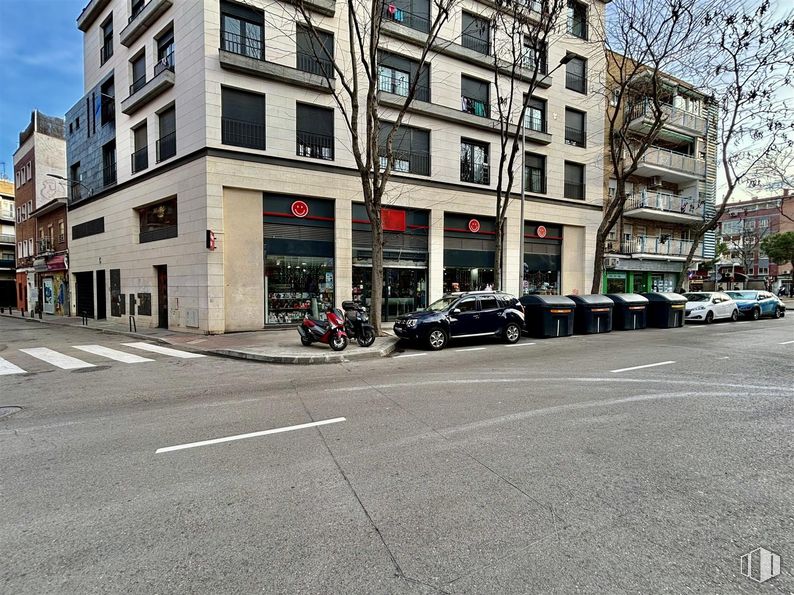 Retail for rent at Zona Vista Alegre, Carabanchel, Madrid, 28025 with street, asphalt, lane, sidewalk, parking, family car, city car, automotive tail & brake light and zebra crossing around