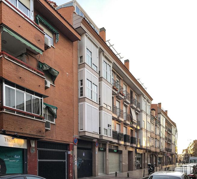 Local en venta en Calle Juan Muñoz, Leganés, Madrid, 28911 con edificio, cielo, ventana, vehículo, coche, diseño urbano, matrícula del vehículo, condominio, barrio y zona residencial alrededor