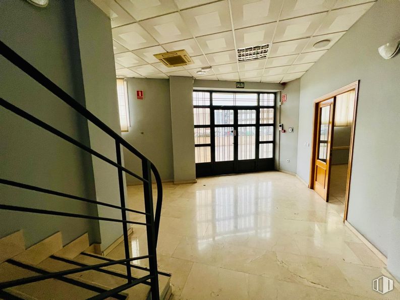 Industrial for sale & for rent at Polígono Industrial Los Olivos, Getafe, Madrid, 28906 with flooring, wall, floor, interior design, ceiling, lighting, door, glass, tile flooring and metal around