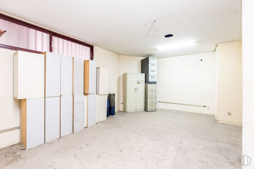 Retail for sale & for rent at Calle Gaztambide, Chamberí, Madrid, 28015 with refrigerator, building, fixture, door, floor, flooring, ceiling, wood, hall and room around