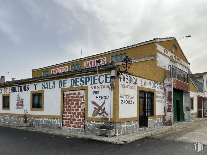 Industrial for sale at Calle Roble, San Pedro del Arroyo, Ávila, 05350 with building, sky, window, cloud, door, facade, gas, rural area, city and road around