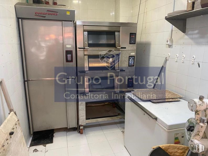 Retail for rent at Zona Santiago Bernabéu, Chamartín, Madrid, 28036 with refrigerator, microwave oven, major appliance, kitchen appliance, home appliance and machine around