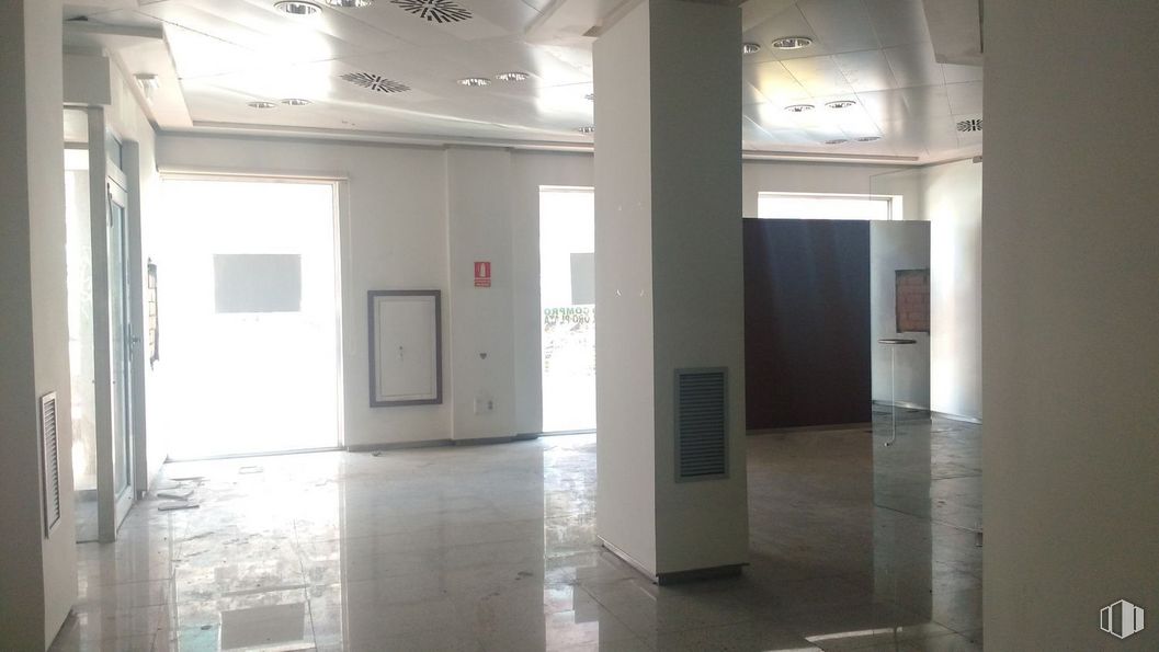 Local en venta en Zona centro, Getafe, Madrid, 28904 con accesorio, edificio, suelo, pared, suelos, inmobiliario, puerta, techo, hall y vidrio alrededor