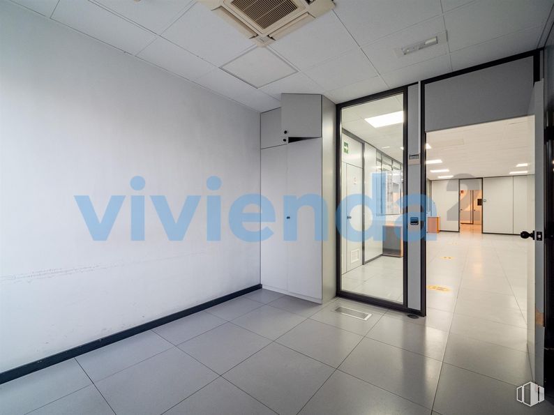 Retail for sale at Calle San Romualdo, San Blas - Canillejas, Madrid, 28037 with door, fixture, interior design, floor, flooring, automotive design, glass, building, ceiling and space around