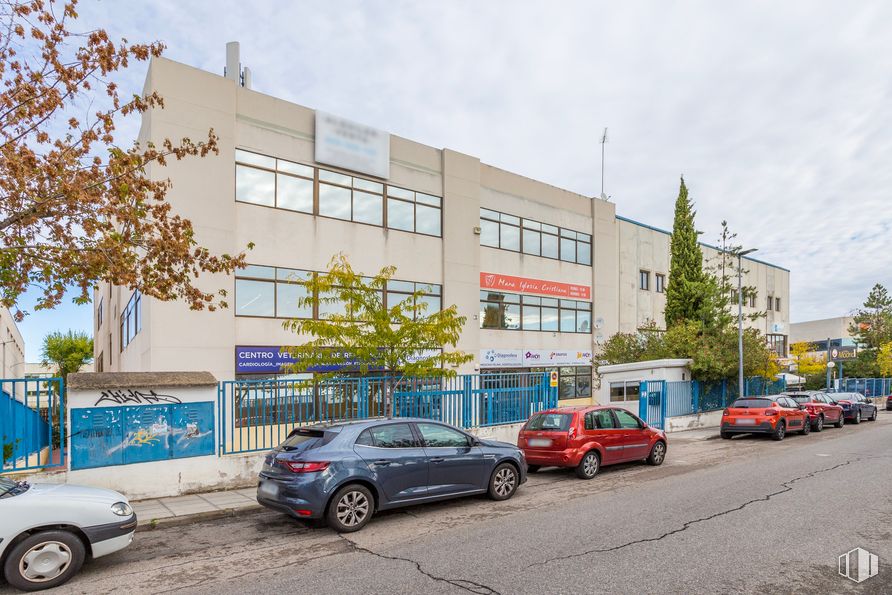 Retail for sale at Calle Fuerteventura, San Sebastián de los Reyes, Madrid, 28703 with car, tire, building, automotive parking light, wheel, vehicle, sky, property, motor vehicle and cloud around