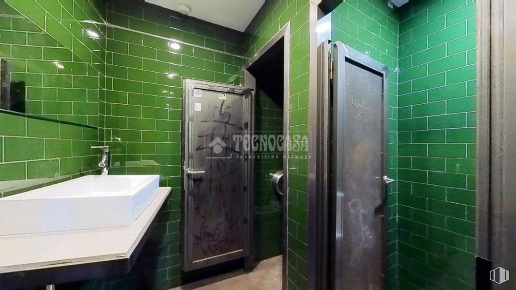 Local en venta en Calle Ánimas, Alcalá de Henares, Madrid, 28802 con fregadero, puerta, edificio, grifo, espejo, accesorios de fontanería, verde, cuarto de baño, accesorio y interiorismo alrededor