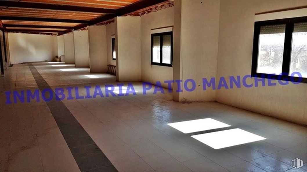 Retail for rent at Calle Santa Cristina, Mora, Toledo, 45400 with window, property, fixture, interior design, architecture, flooring, wood, floor, hall and wall around