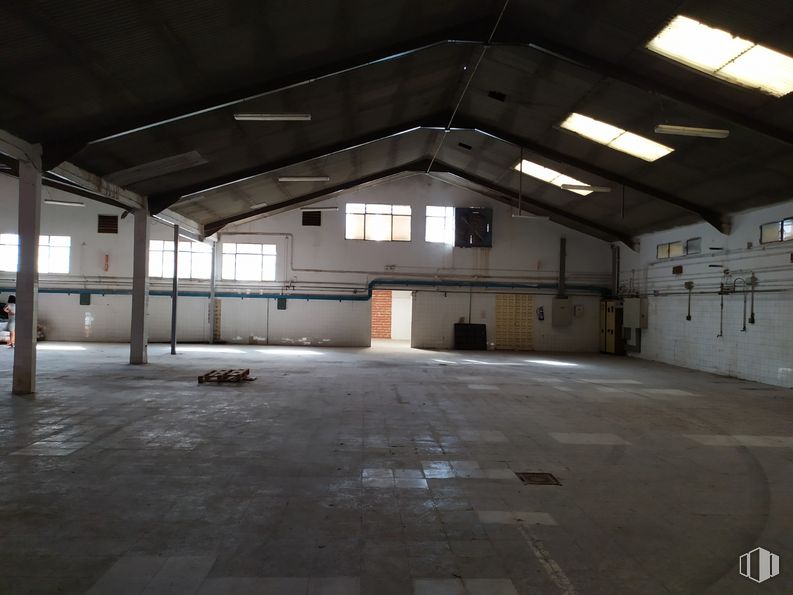 Industrial for sale at Calle Vega, 11, Morata de Tajuña, Madrid, 28530 with window, lighting, property, fixture, floor, flooring, hall, wall, composite material and city around