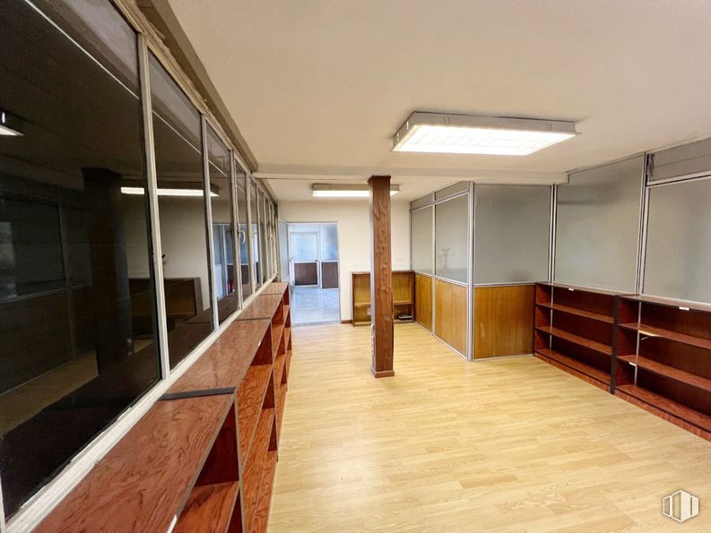 Nave en alquiler en Zona industrial, Torrejón de Ardoz, Madrid, 28850 con lámpara, alumbrado, puerta, estantería, hall, madera, interiorismo, accesorio, suelos y inmobiliario alrededor