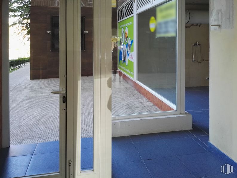 Retail for sale at Calle Honduras, 4, Coslada, Madrid, 28820 with fixture, door, wood, floor, flooring, sidewalk, real estate, composite material, facade and automotive exterior around