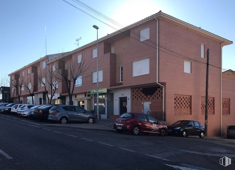 Retail for sale at Carretera Extremadura, 29, Santa Cruz del Retamar, Toledo, 45513 with car, building, automotive parking light, sky, wheel, property, vehicle, tire, window and vehicle registration plate around