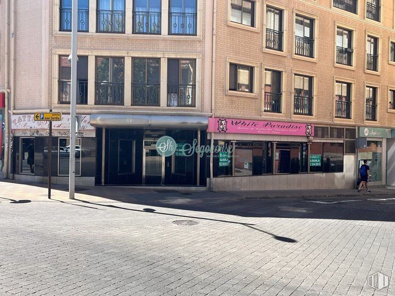 Retail for rent at Calle Independencia, Segovia, 40005 with building, window, road surface, urban design, sidewalk, city, asphalt, road, facade and commercial building around