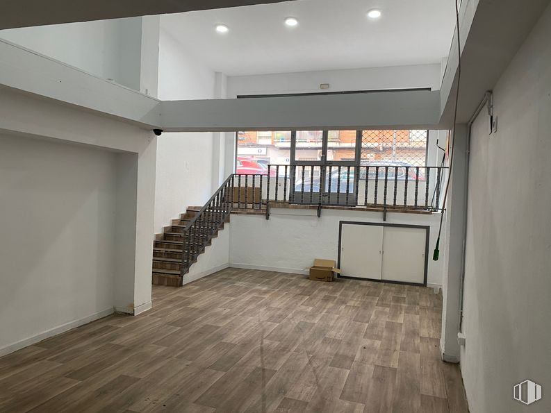 Retail for rent at Calle Ordóñez, 38, Leganés, Madrid, 28911 with cabinetry, building, hall, wood, floor, flooring, fixture, window, ceiling and house around