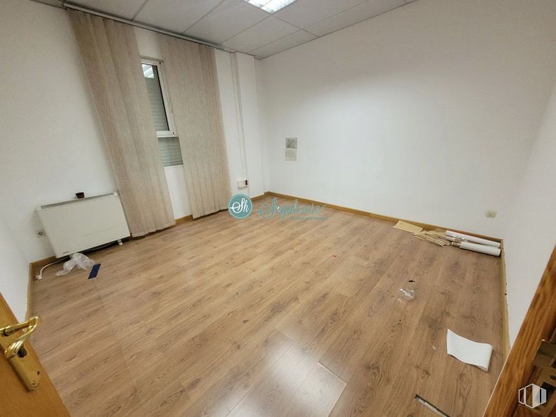 Retail for rent at Paseo Ezequiel González, Segovia, 40002 with fixture, building, wood, flooring, floor, wood stain, laminate flooring, hardwood, house and hall around