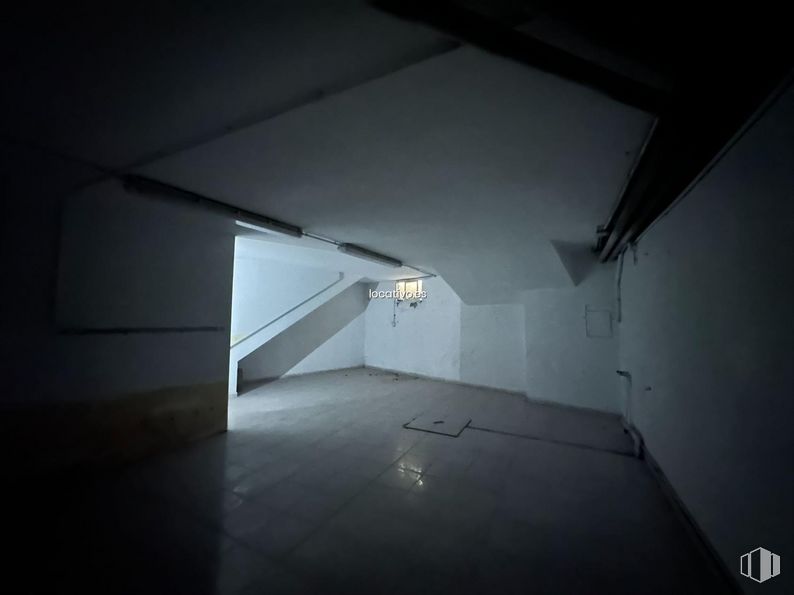 Retail for rent at Calle Lorenzo Niño, El Escorial, Madrid, 28280 with grey, floor, fixture, building, sky, tints and shades, flooring, composite material, symmetry and space around