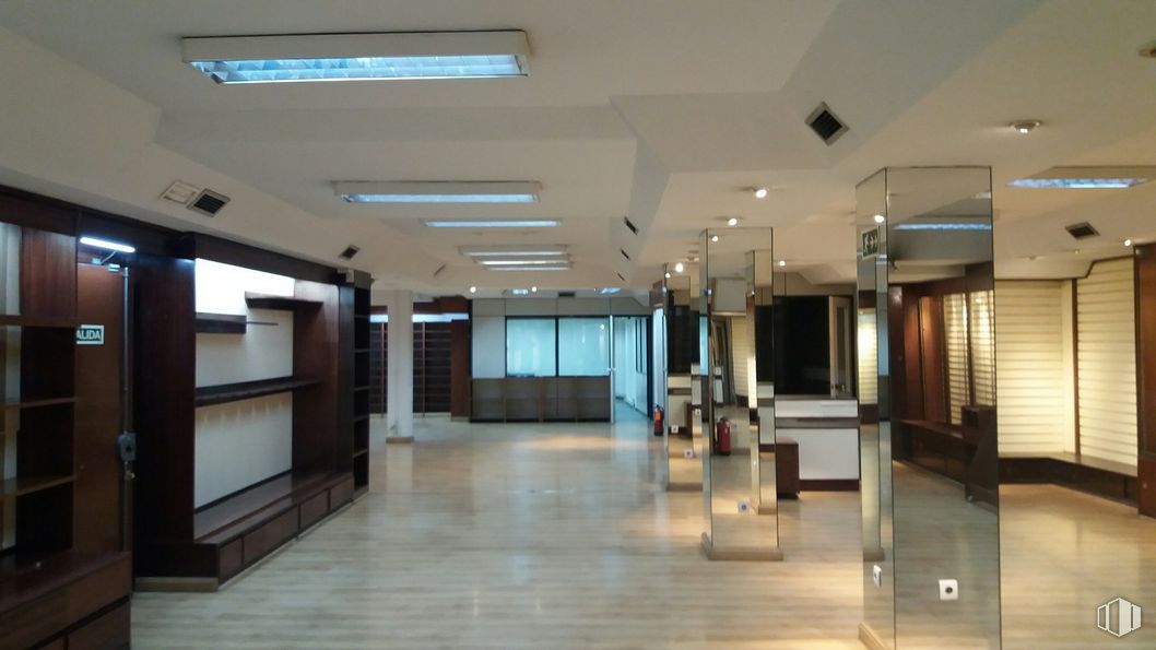 Retail for sale at Calle Espejo, 4, Centro, Madrid, 28013 with building, fixture, door, interior design, flooring, floor, glass, ceiling, tile flooring and hall around