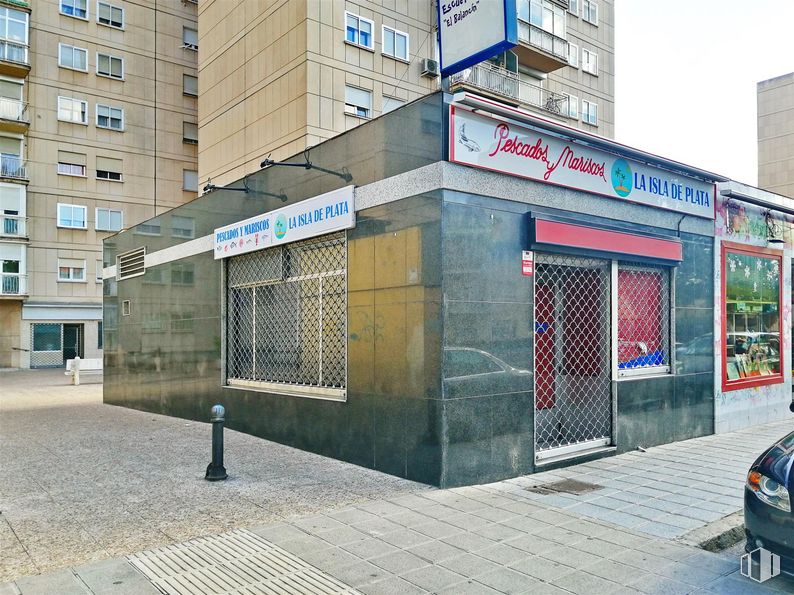 Retail for sale & for rent at Calle Felipe Solano Antelo, 8, Guadalajara, 19002 with building, car, window, vehicle, urban design, gas, road surface, facade, house and sidewalk around