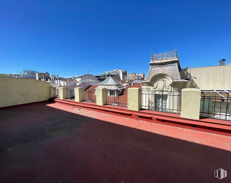 Oficina en venta en Barrio Justicia/Gran Vía, Centro, Madrid, 28013 con cielo, superficie de la carretera, asfalto, tintes y sombras, paisaje, tejado, fachada, pavimentos, diseño urbano y ciudad alrededor