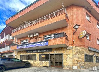 Retail for sale at Centro urbano, El Hoyo de Pinares, Ávila, 05250 with car, tire, wheel, building, window, sky, cloud, architecture, vehicle and facade around