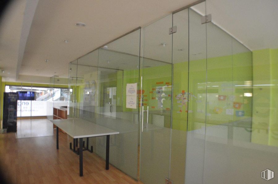 Retail for sale at C.C. BurgoCentro II, Calle Comunidad de Madrid, 37, Las Rozas de Madrid, Madrid, 28230 with table, building, fixture, flooring, floor, window, glass, house, ceiling and hall around