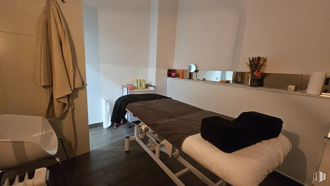 Local en alquiler en Calle Constitución, 2, Rivas-Vaciamadrid, Madrid, 28529 con cama, camilla de masaje, spa, salón de belleza, clínica, hotel y planta de interior alrededor