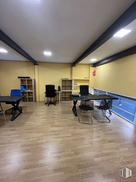 Local en alquiler en Zona Europolis, Las Rozas de Madrid, Madrid, 28230 con estantería, escritorio, mesa, silla, mueble, hall, madera, suelos, suelo y edificio alrededor