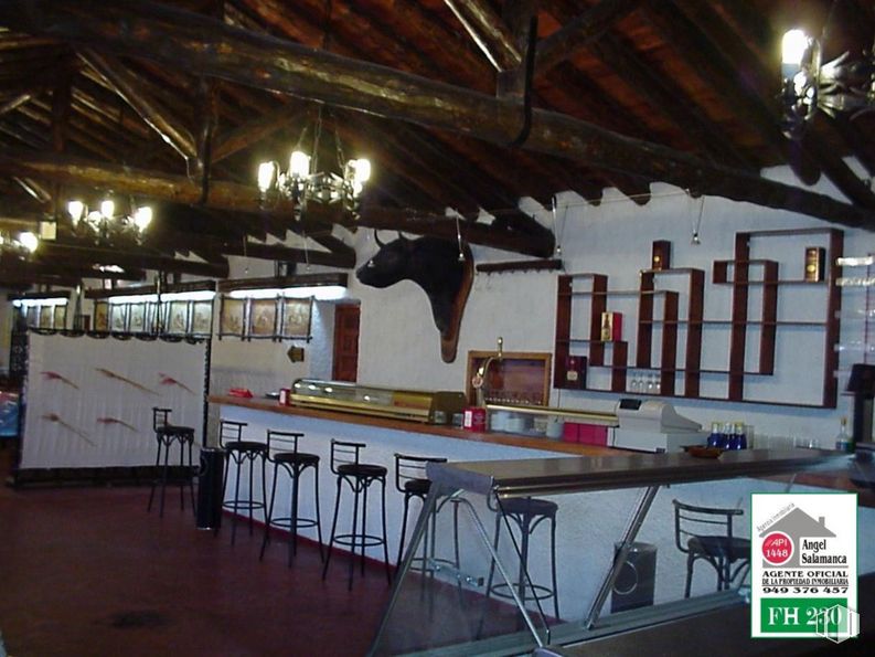 Retail for sale at Urbanización Nueva Sierra, Albalate de Zorita, Guadalajara, 19119 with lighting, light fixture, chandelier, stool, wood, leisure, table, ceiling, beam and building around