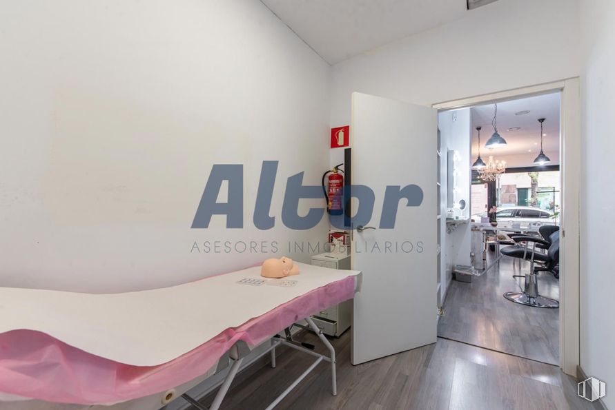 Local en alquiler y venta en Calle Fray Luis De León, Arganzuela, Madrid, 28012 con alumbrado, interiorismo, suelo, suelos, habitación, techo, clínica, hotel, cama y médico alrededor