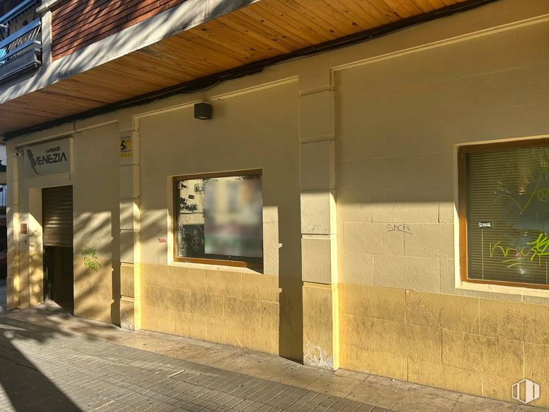 Retail for rent at Calle Eras, Aranjuez, Madrid, 28300 with window, shade, building, road surface, wood, facade, tints and shades, city, sidewalk and road around