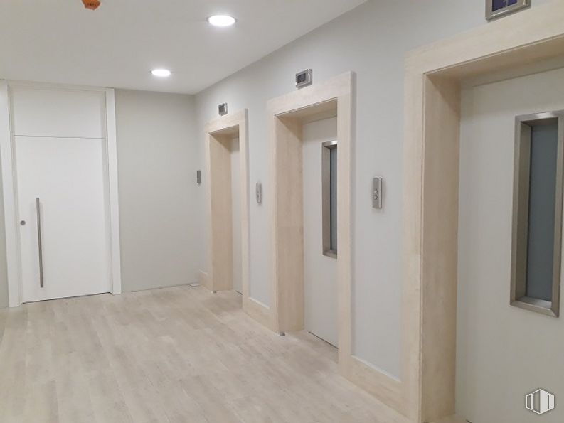 Oficina en alquiler en Edificio Cúspide, Paseo Castellana, 18, Salamanca, Madrid, 28046 con ventana, puerta, accesorio, madera, alumbrado, interiorismo, edificio, hall, pared y suelos alrededor